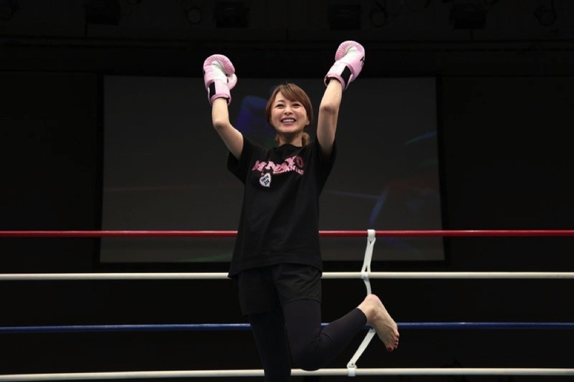 渡辺美奈代、華麗なハイキック！次男・名月との“親子ミット打ち”姿公開