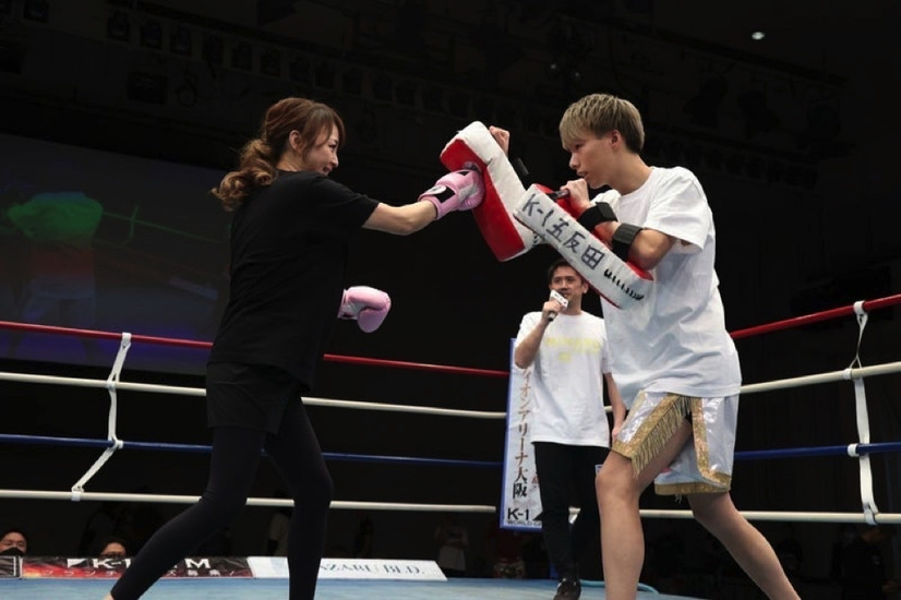 渡辺美奈代、華麗なハイキック！次男・名月との“親子ミット打ち”姿公開