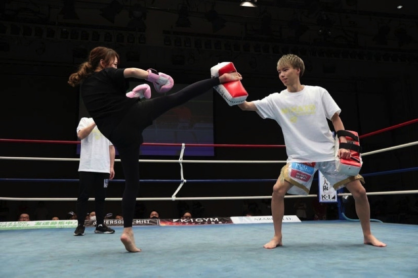 渡辺美奈代、華麗なハイキック！次男・名月との“親子ミット打ち”姿公開