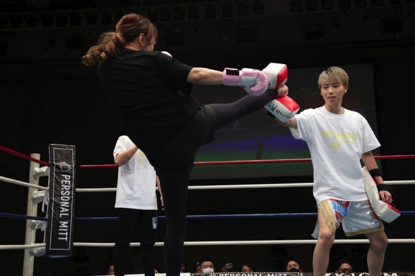 渡辺美奈代、華麗なハイキック！次男・名月との“親子ミット打ち”姿公開