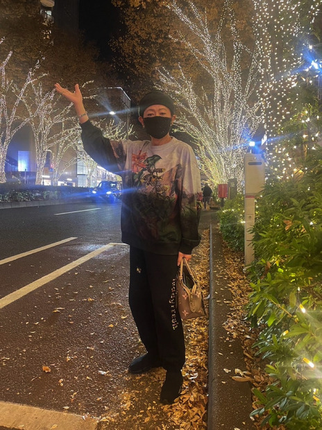 美川憲一、Xmasイルミをバックに全身ショット「綺麗な物に目がない美川よ～」