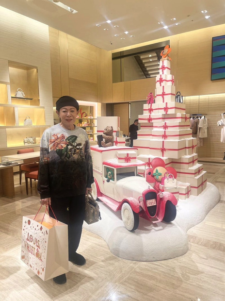 美川憲一、Xmasイルミをバックに全身ショット「綺麗な物に目がない美川よ～」