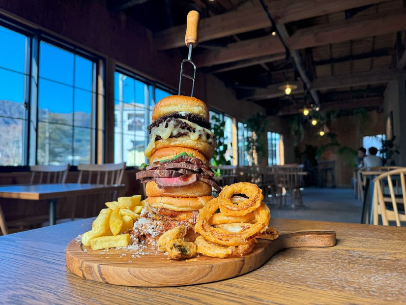LUDERA BURGER MOUNTAIN !! Meat to meet.