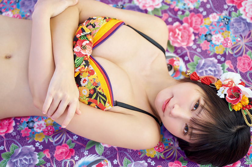 えなこ、大胆な“龍”柄ビキニで美ボディ炸裂！