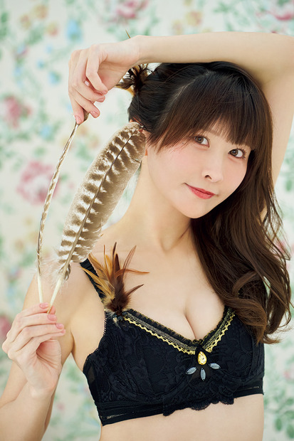 えなこ、大胆な“龍”柄ビキニで美ボディ炸裂！