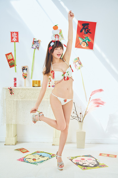 えなこ、大胆な“龍”柄ビキニで美ボディ炸裂！