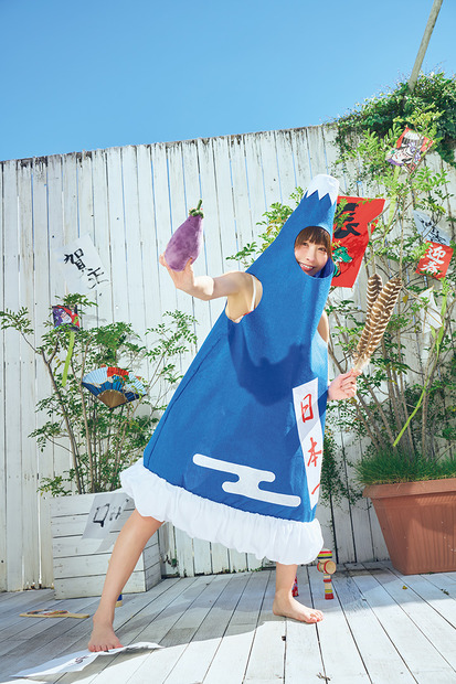 えなこ、大胆な“龍”柄ビキニで美ボディ炸裂！