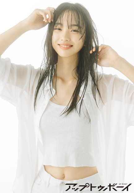 『仮面ライダーガッチャード』出演で話題の松本麗世が制服グラビア！セクシーなへそチラカットも