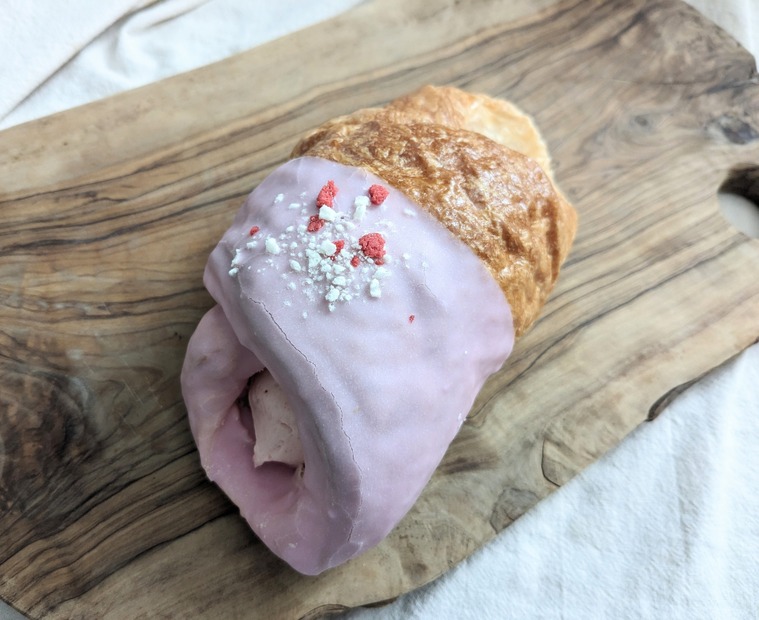 いちごホイップデニッシュ：撮影　渡邉
