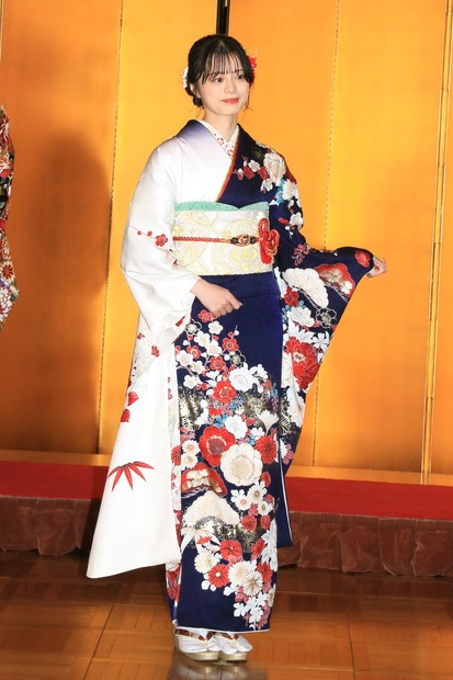 紺野彩夏／衣装協力：一蔵、京都丸紅【撮影：小宮山あきの】