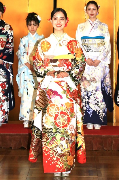 新関碧／衣装協力：一蔵、京都丸紅【撮影：小宮山あきの】