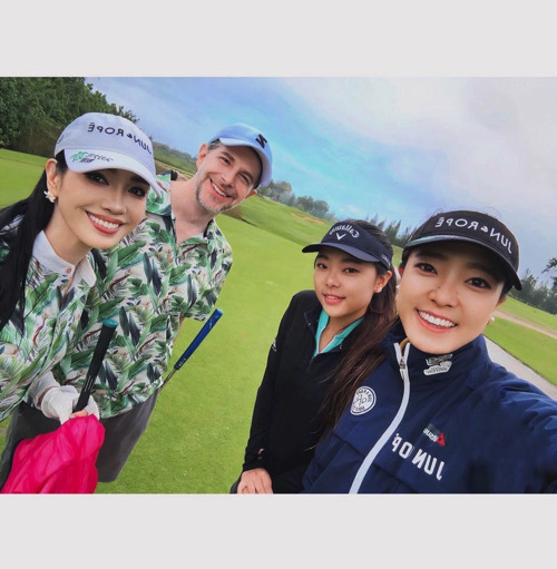 アンミカ、女子プロゴルファー・エイミーコガらと美脚際立つ3ショット公開