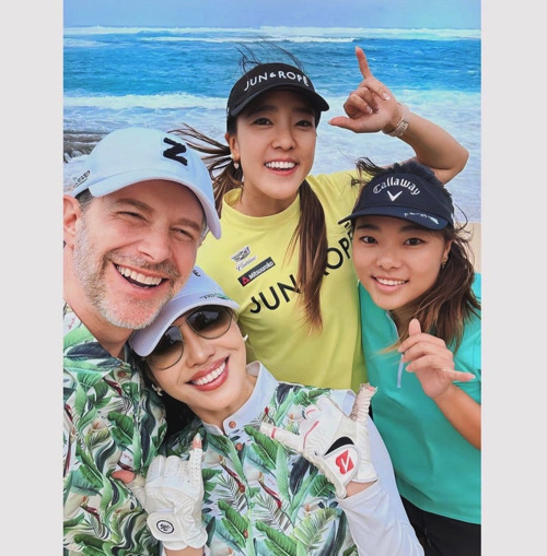 アンミカ、女子プロゴルファー・エイミーコガらと美脚際立つ3ショット公開