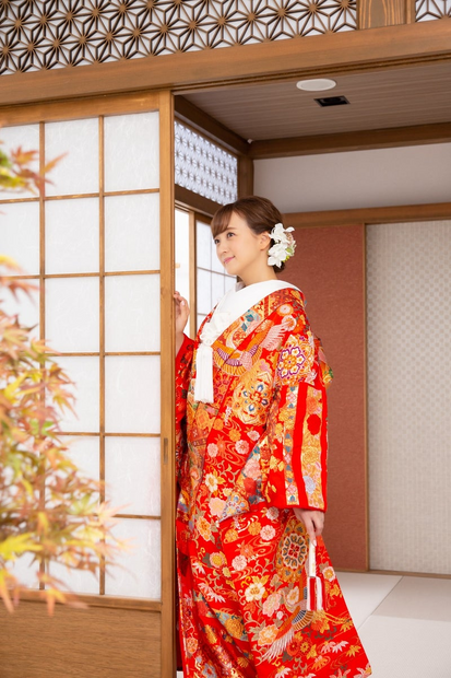 「なんたる艶やかさ」「美しすぎ」小松彩夏、赤と金が華やかな色打掛姿で新年の挨拶