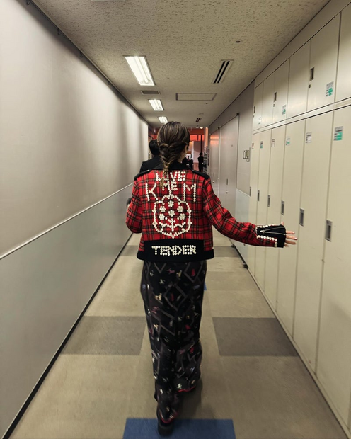 高岡早紀、パンクムード漂うシャツワンピースとライダースジャケットコーデを公開　ファンから「かっこいい」の声