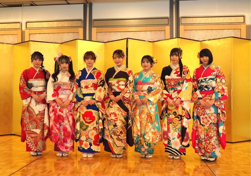 左から／鬼頭未来、鈴木恋奈、上村亜柚香、浅井裕華、相川暖花、石黒友月、鈴木愛菜　衣装協力：株式会社清水屋【撮影：山田】