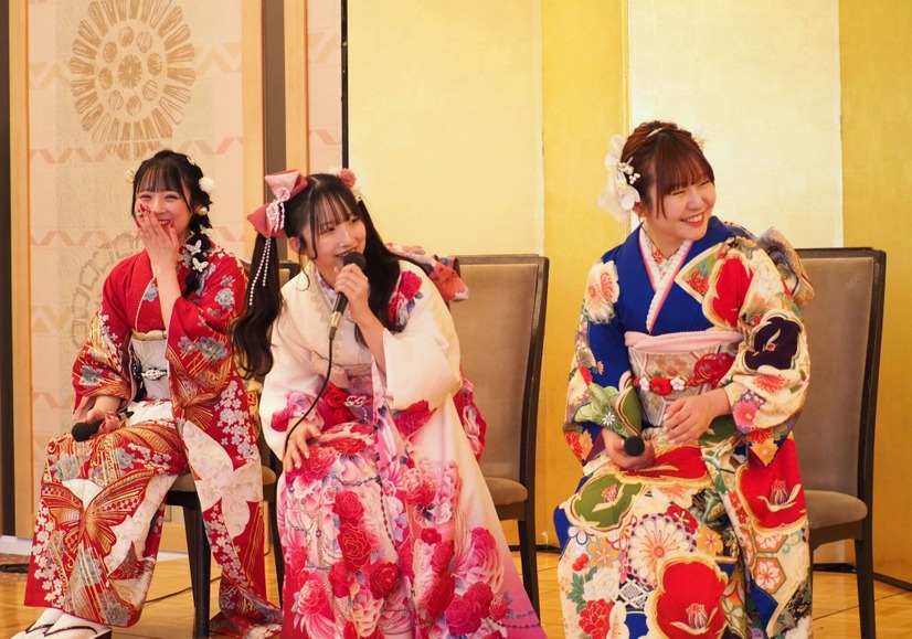左から／鬼頭未来、鈴木恋奈、上村亜柚香　衣装協力：株式会社清水屋【撮影：山田】
