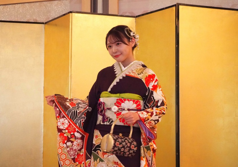 浅井裕華(チームE）衣装協力：株式会社清水屋【撮影：山田】