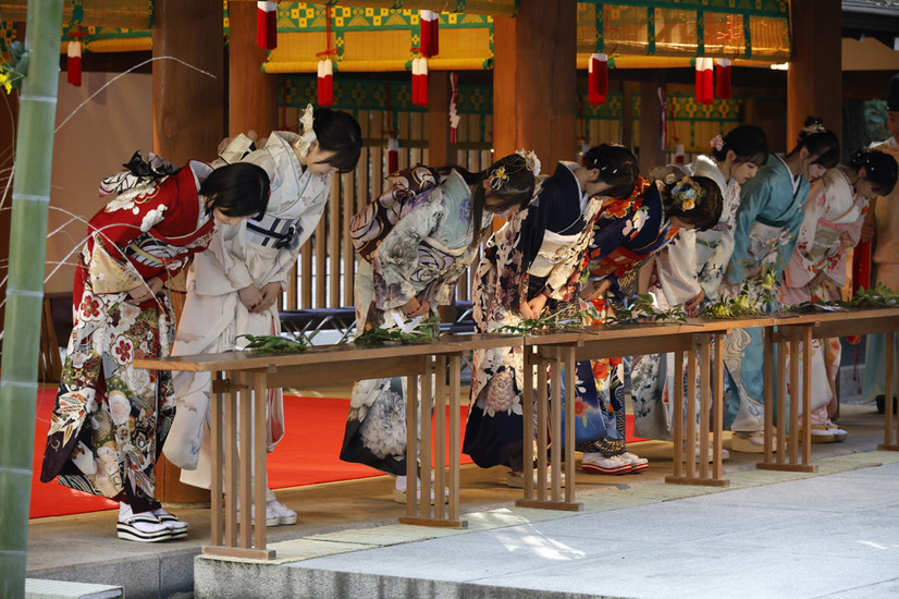 乃木坂46、メンバー8人が乃木神社で成人式！