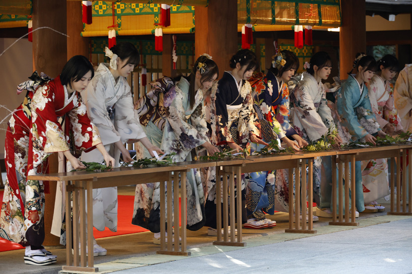 乃木坂46、メンバー8人が乃木神社で成人式！
