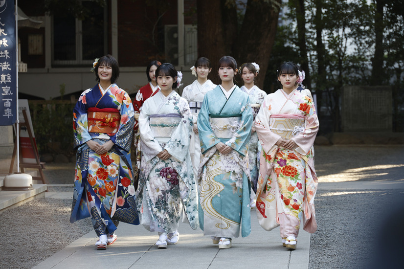 乃木坂46、メンバー8人が乃木神社で成人式！