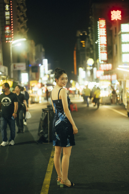 髙石あかり、1st写真集『幻灯』発売！真っ赤なワンピースの鮮烈カット公開！