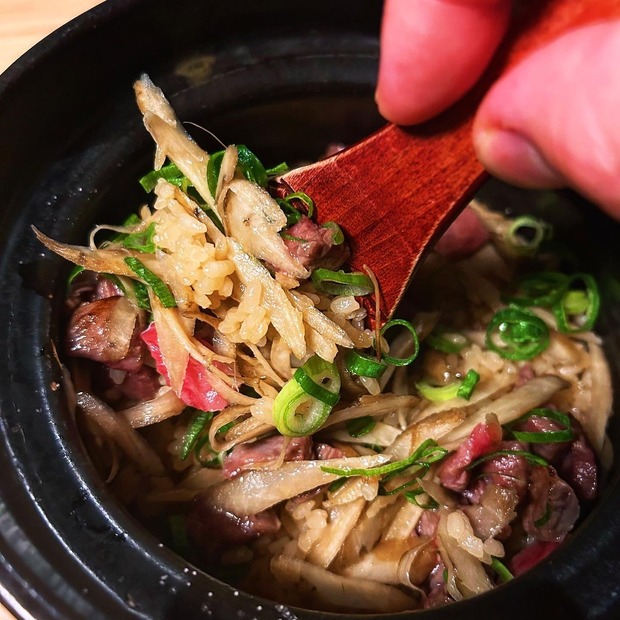 今季の〆の土鍋ご飯「厳選黒毛和牛と牛蒡、九条ネギの土鍋ご飯」