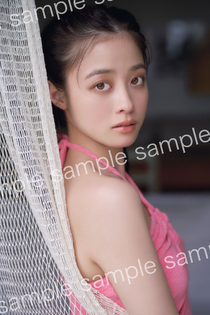 橋本環奈、写真集未掲載のポストカード絵柄 全6種類が解禁！