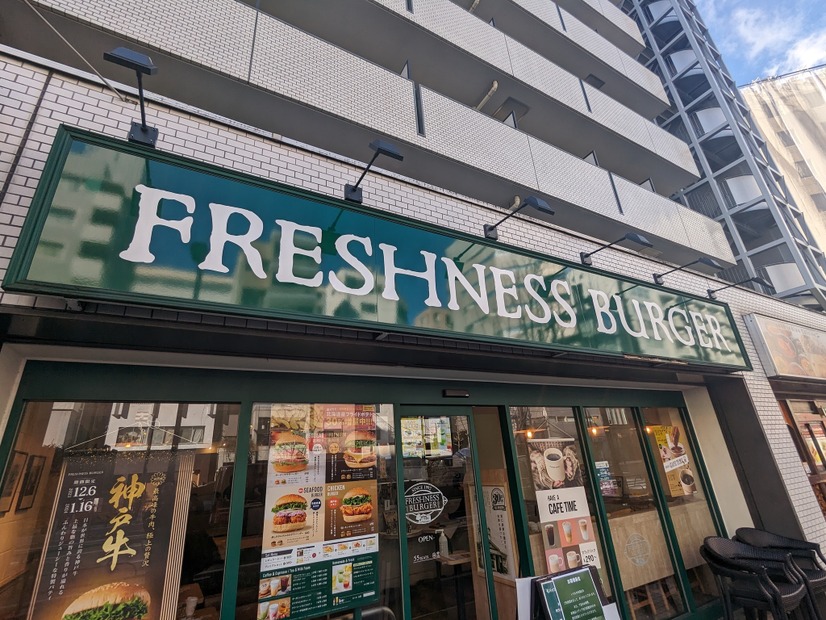 フレッシュネスのチーズタッカルビバーガー　撮影：渡邉