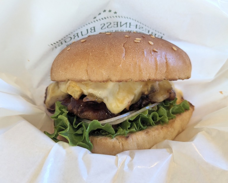 フレッシュネスのチーズタッカルビバーガー　撮影：渡邉