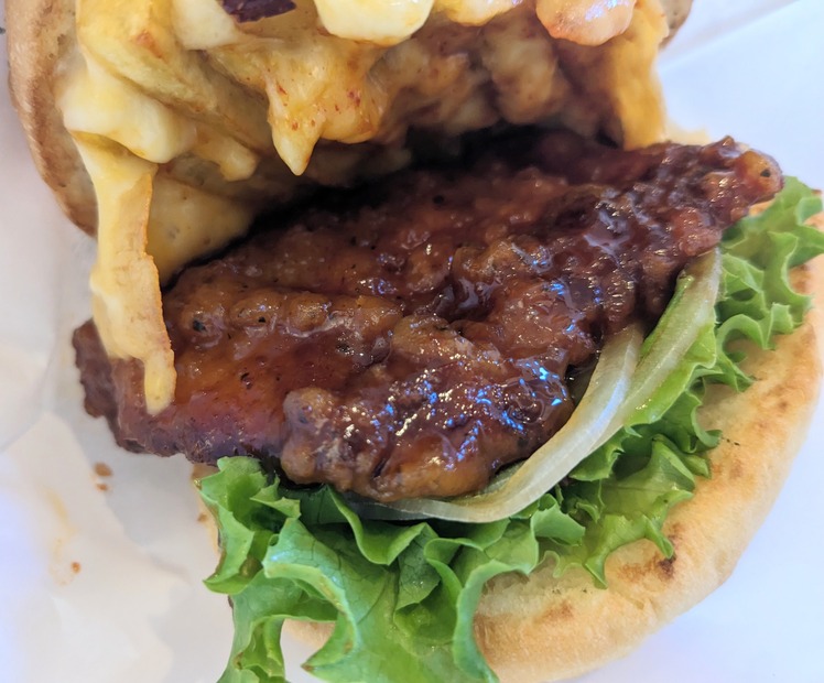 フレッシュネスのチーズタッカルビバーガー　撮影：渡邉