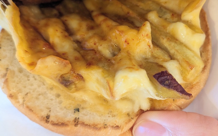 フレッシュネスのチーズタッカルビバーガー　撮影：渡邉