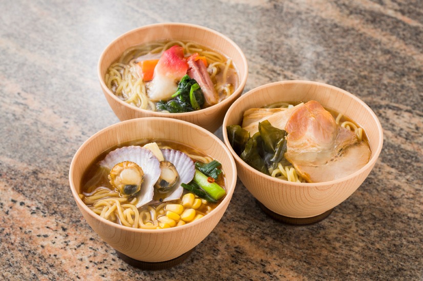 北海道三大ラーメン（手前から時計回りに：旭川醤油らーめん、函館塩らーめん、札幌味噌らーめん）