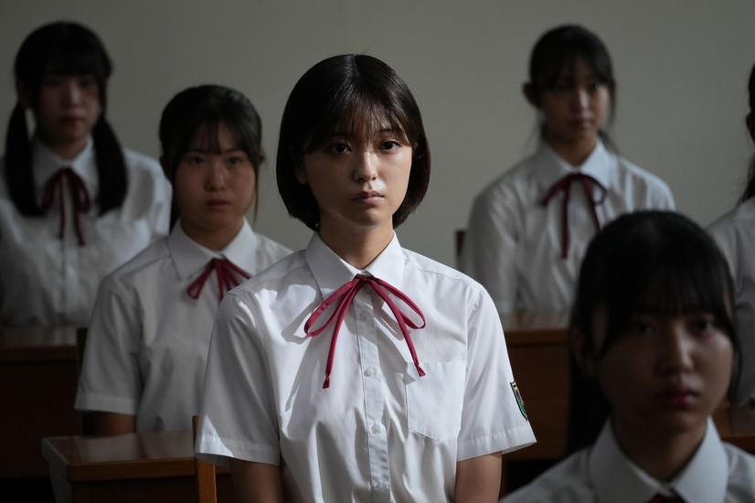 両親殺害の女子高生役を演じる工藤美桜