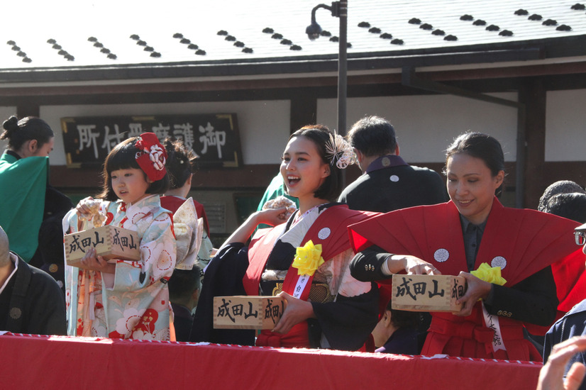 成田山新勝寺で恒例の節分豆まき！白河れい、子役の永尾柚乃らも登場
