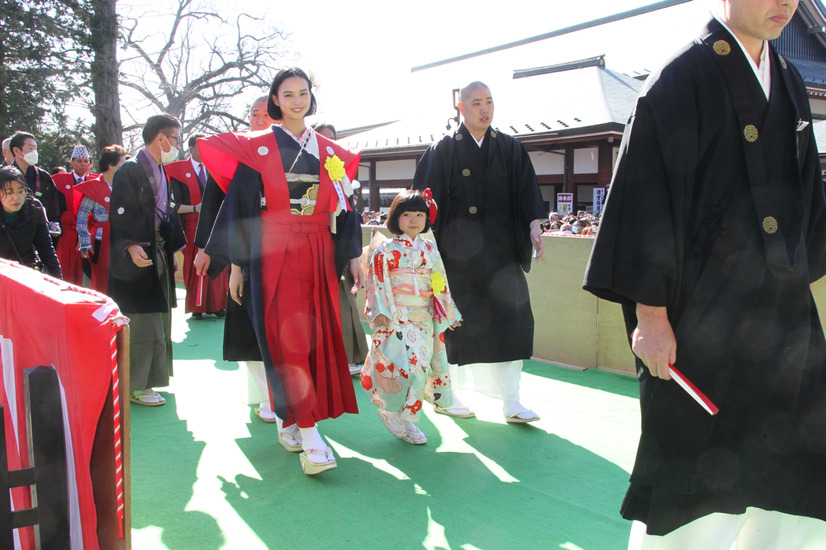 成田山新勝寺で恒例の節分豆まき！白河れい、子役の永尾柚乃らも登場