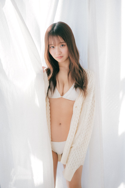 森脇梨々夏、初ソログラビアで純白水着姿に！
