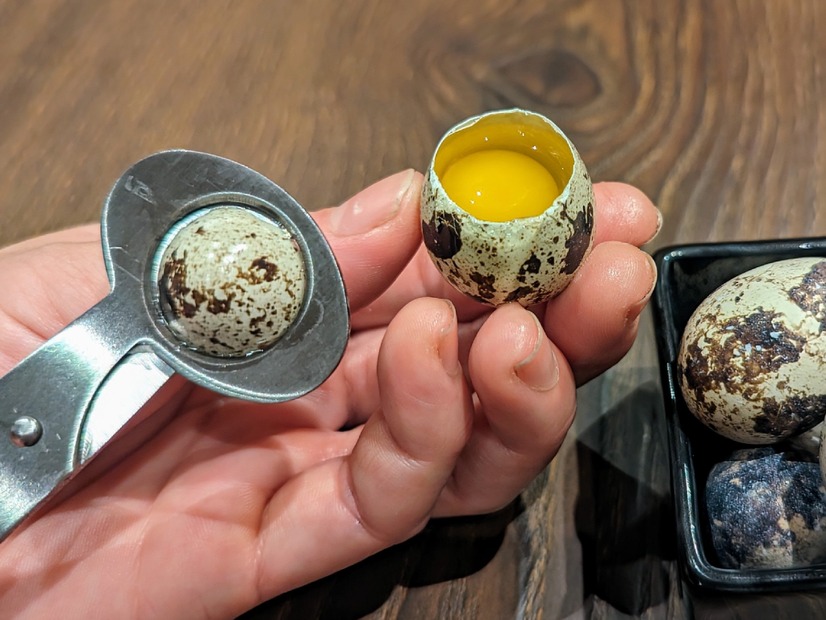 食べる直前にお客がうずらの卵を自らカット