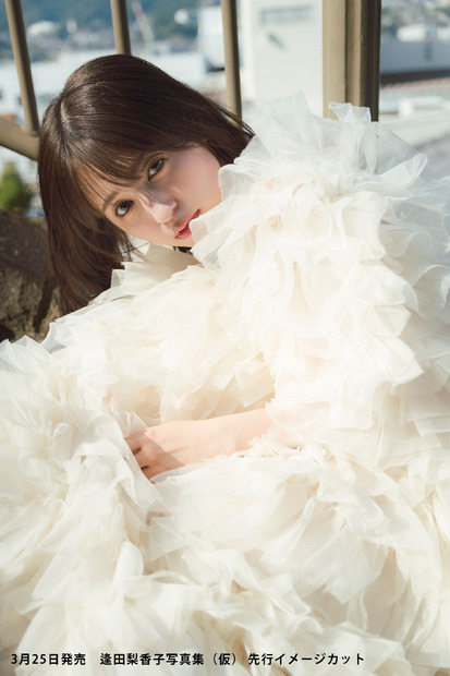声優・逢田梨香子、最新写真集でランジェリーカットや大胆背中露出も