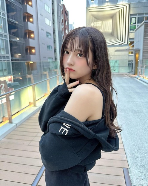 黒嵜菜々子（写真は黒嵜菜々子の公式インスタグラムより）※所属事務所より掲載許諾をいただいています