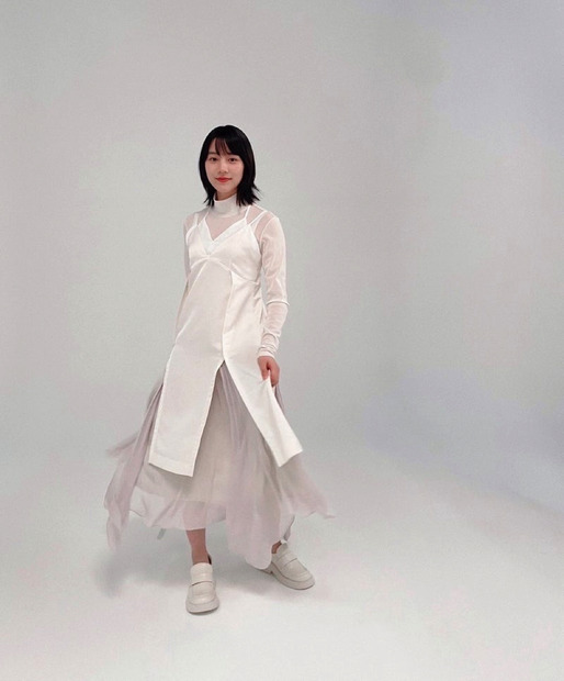 のん、爽やかな装いのオフショット公開で「春の女神」の声