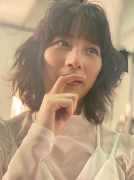 のん、爽やかな装いのオフショット公開で「春の女神」の声