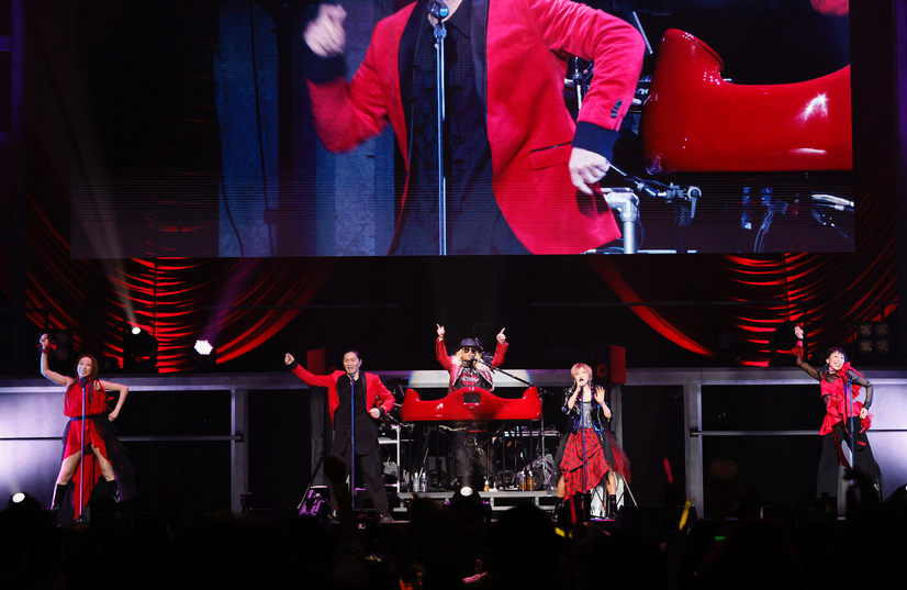 TRF、25年ぶりの武道館ライブで新曲サプライズ発表＆初披露