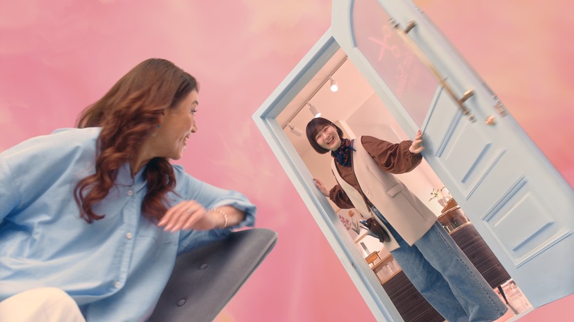 中条あやみ、新CMはオレンジパーカー姿でリラックス　LiLiCoは大胆ボブヘアを初披露
