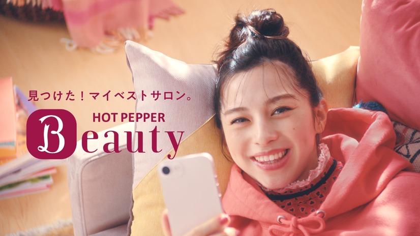 中条あやみ、新CMはオレンジパーカー姿でリラックス　LiLiCoは大胆ボブヘアを初披露