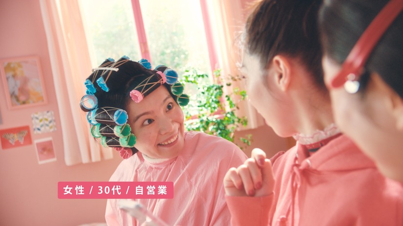 中条あやみ、新CMはオレンジパーカー姿でリラックス　LiLiCoは大胆ボブヘアを初披露