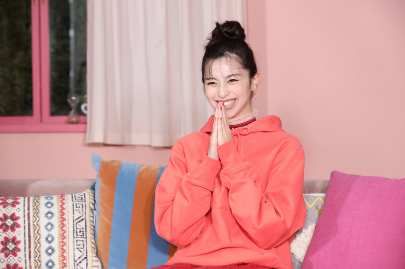 中条あやみ、新CMはオレンジパーカー姿でリラックス　LiLiCoは大胆ボブヘアを初披露