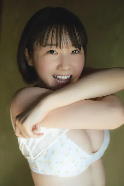 甲斐心愛 1st 写真集 心の空 (C)KADOKAWA