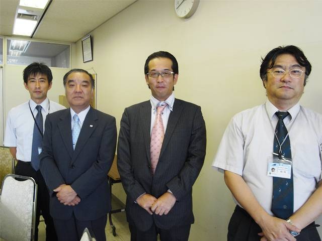 左から津市教育委員会 教育研究支援課 堀内指導主事／田邉課長／ブランドダイアログ 代表取締役社長 稲葉雄一氏／鵜飼指導主事