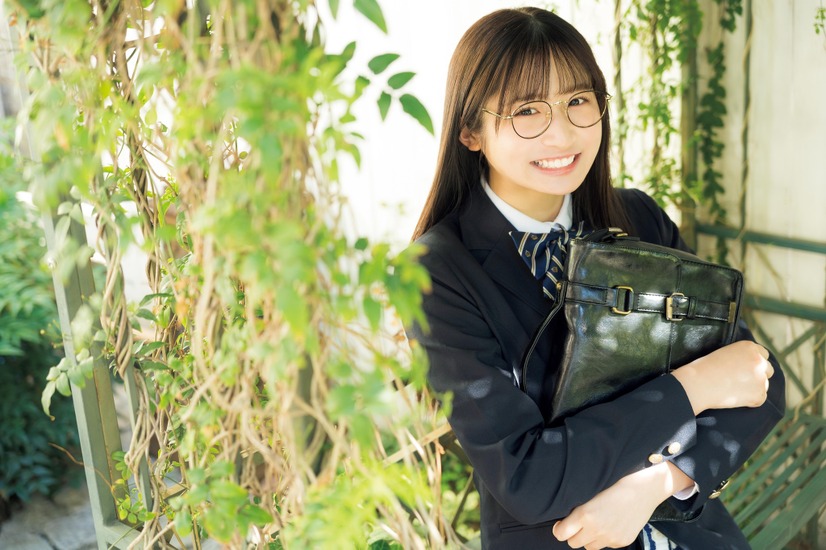 #よーよーよー・貝賀琴莉、優等生ルックの制服姿！水着姿で抜群のプロポーションも